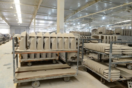 LUANNAN county - January 5: the ceramic products in the factory workshop on the hob, on January 5, 2014, LUANNAN county, hebei province, China. のeditorial素材