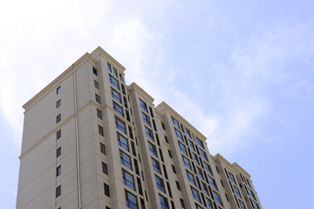 The towering apartment building under the blue skyのeditorial素材