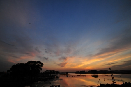  The lake sunset and thinking の写真素材
