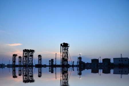 oil pump during sunsetのeditorial素材