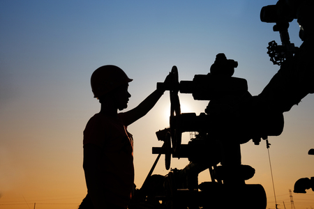 Foto de Oil drilling exploration, the oil workers are working - Imagen libre de derechos