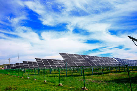 Solar photovoltaic panels and solar photovoltaic power generation systems