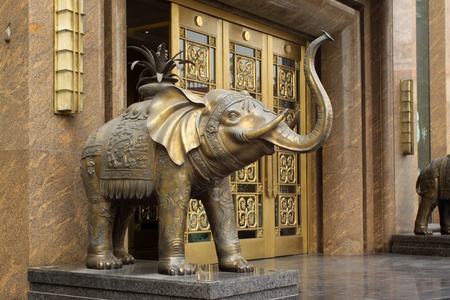 close up of copper elephants sculpture の写真素材