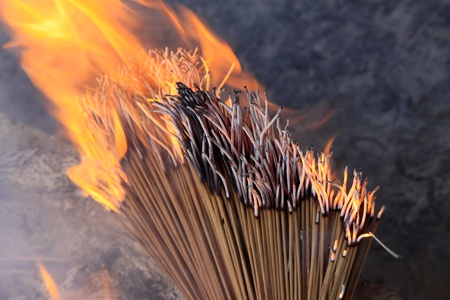 burning incense in a temple in chinaの写真素材 [40009344375] - イメージマート