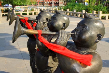 boy suona hand sculpture in a parkのeditorial素材