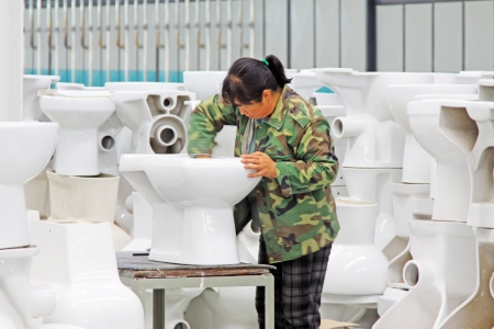 Luannan County, October 25, 2012   A quality inspector is to view the quality of ceramic products, in a ceramic production enterprises, in October 25, 2012, Luannan County, china のeditorial素材