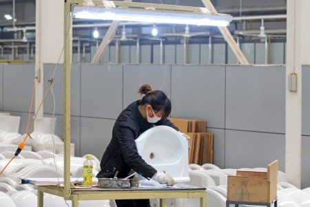 Luannan County, October 25, 2012   A quality inspector is to view the quality of ceramic products, in a ceramic production enterprises, in October 25, 2012, Luannan County, china のeditorial素材