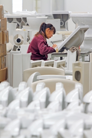 Luannan County, October 25, 2012   A quality inspector is to view the quality of ceramic products, in a ceramic production enterprises, in October 25, 2012, Luannan County, china のeditorial素材