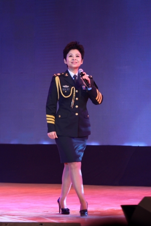 Luannan, November 28, 2012  Dong Wenhua was singing the song on the stage, in the Chengzhaocai theatre, November 28, 2012, Luannan, china  Dong Wenhua was a very famous singer in china のeditorial素材