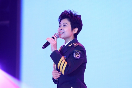 Luannan, November 28, 2012  Dong Wenhua was singing the song on the stage, in the Chengzhaocai theatre, November 28, 2012, Luannan, china  Dong Wenhua was a very famous singer in china のeditorial素材