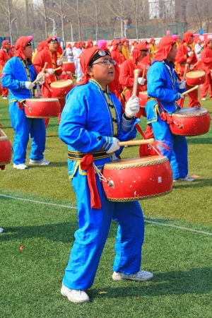 LUANNAN - APRIL 16  Drum performance team were on the playground in a middle school Games opening ceremony on April 16, 2013, Luannan, Hebei Province, china のeditorial素材