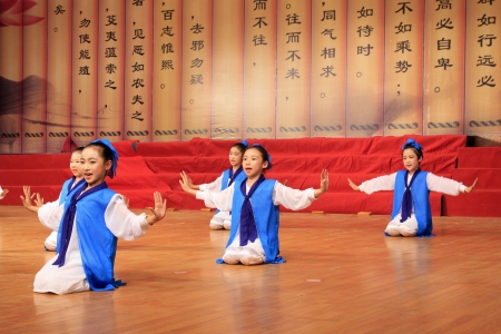LUANNAN - MAY 13: Teenagers dressed in ancient costumes dance performance on the stage on May 13, 2013, Luannan, Hebei Province, China.
のeditorial素材