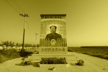 Luannan County Hebei province October 3rd: Mao Zedong portrait on the wall of a house in the countryside, in China, on October 3, 2011. Mao Zedong is Chinese revolutionist, strategist, theorist and poet, the Chinese Communist Party, the Chinese people's Lのeditorial素材