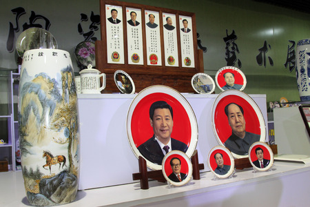 TANGSHAN CITY - NOVEMBER 18: Ceramic arts and crafts in the shop, on november 18, 2014, Tangshan City, Hebei Province, Chinaのeditorial素材