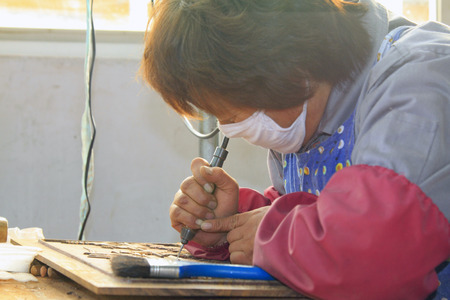 TANGSHAN CITY - NOVEMBER 18: Redwood carving master operating, on november 18, 2014, Tangshan City, Hebei Province, Chinaのeditorial素材