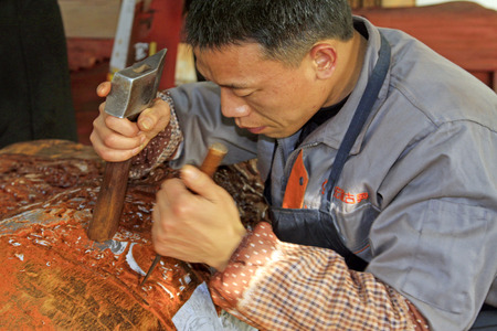 TANGSHAN CITY - NOVEMBER 18: Redwood carving master operating, on november 18, 2014, Tangshan City, Hebei Province, Chinaのeditorial素材