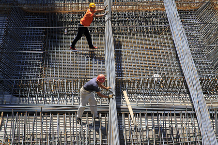 Luannan County - August 21: workers hoisting steel bar at the construction site, on August 21, 2015, luannan county, hebei province, Chinaのeditorial素材