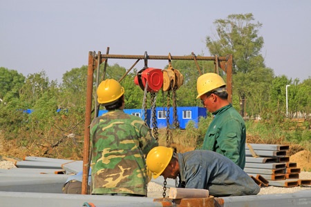 pulley sling and workers, closeup of photoのeditorial素材