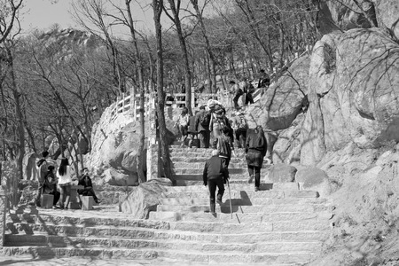 JI COUNTY - APRIL 5: Tourists visit Panshan Mountain scenic spot, April 5, 2014, ji county, tianjin, China.のeditorial素材