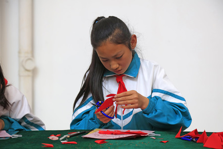 Luannan county - May 13: primary school students producting paper-cut works, on May 13, 2016, Luannan county, hebei province, China.のeditorial素材