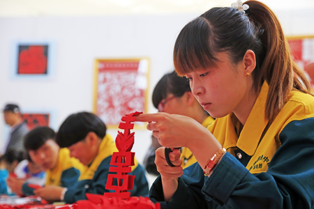 Luannan county - May 13: women making paper-cut works, on May 13, 2016, Luannan county, hebei province, China.のeditorial素材