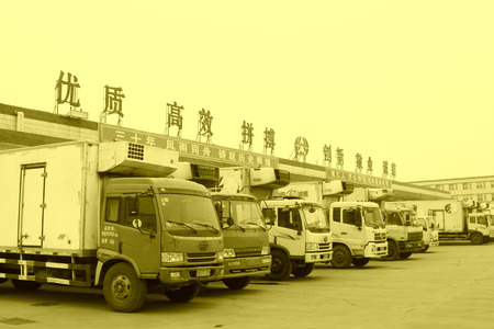 YUTIAN COUNTY - NOVEMBER 23: Shuanghui cold fresh meat group co., LTD freight vehicles, on november 23, 2014, Yutin County, Hebei Province, Chinaのeditorial素材
