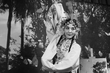 LUANNAN  COUNTY - DECEMBER 13: Chinese traditional PingJu woman showing classical costumes, on december 13, 2014, Luannan County, Hebei Province, Chinaのeditorial素材
