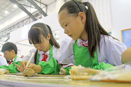 Tangshan - September 16: pupils make ceramic art works, on September 16, 2015, tangshan city, hebei province, Chinaのeditorial素材