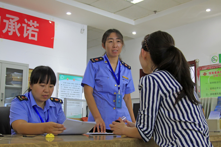 Luannan County- September 21: tax personnel service for taxpayer, luannan county, hebei province, China, on September 21, 2015.のeditorial素材
