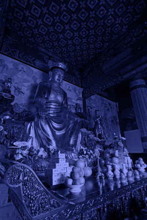 LUAN COUNTY - NOVEMBER 23: Bodhisattva golden body sculpture in Hengshan Dajue Temple, on november 23, 2014, Luan County, Hebei Province, Chinaのeditorial素材
