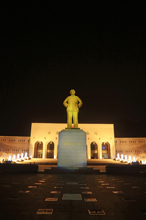 Yan'an City - April 2, 2017: Mao Zedong Sculpture in the Night, Yan'an City, Shaanxi Province, Chinaのeditorial素材
