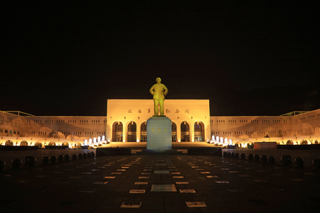Yan'an City - April 2, 2017: Mao Zedong Sculpture in the Night, Yan'an City, Shaanxi Province, Chinaのeditorial素材