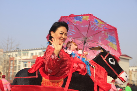 Luannan County - February 13, 2017: Chinese folk dance Yangko performance on the street, Luannan County, Hebei Province, Chinaのeditorial素材