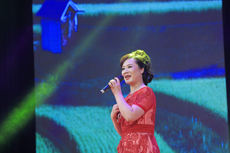 Luannan county - February 9, 2018: song sung on stage, luannan county, hebei province, China.のeditorial素材