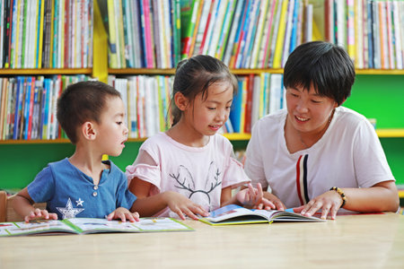 Luannan County, China-July 15, 2019: Parents accompany their children to read in the bookstore, Luannan County, Hebei Province, Chinaのeditorial素材