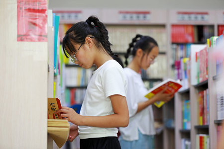 Luannan County, China-July 15, 2019: People read in bookstores, Luannan County, Hebei Province, Chinaのeditorial素材