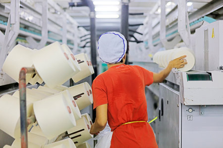 Luannan County-September 11, 2018: Women spinners are busy on the production line, Luannan County, Hebei Province, Chinaのeditorial素材