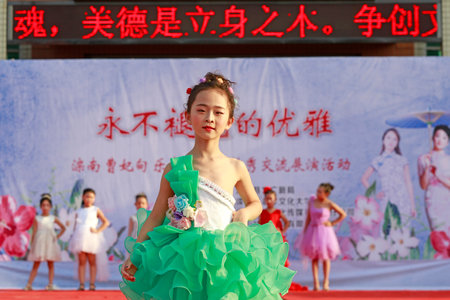 Luannan County-August 27, 2018: Children model shows in Luannan County, Hebei Province, Chinaのeditorial素材