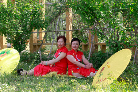 Luannan County-May 18, 2018: Chinese cheongsam ladies are in the park, Luannan County, Hebei Province, Chinaのeditorial素材