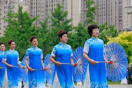LUANNAN COUNTY, China-June 9, 2018: Women in cheongsam perform in the park, LUANNAN COUNTY, Hebei Province, Chinaのeditorial素材