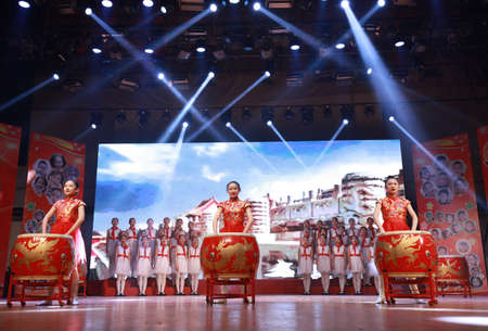 LUANNAN COUNTY, China-April 19, 2019: The little girls are playing drums on the stage, LUANNAN COUNTY, Hebei Province, Chinaのeditorial素材