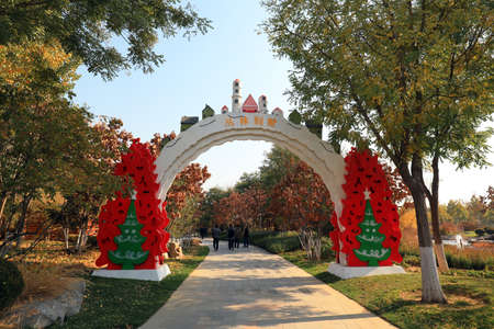 The arched gate is in the parkのeditorial素材