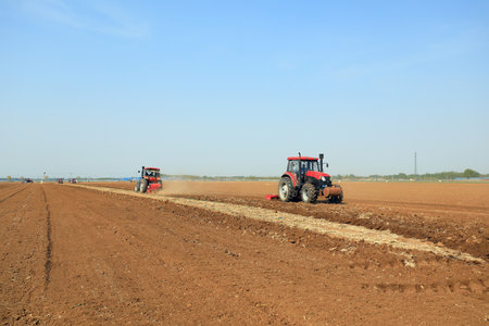 Farmers use planters to grow Plastic Mulched peanuts.のeditorial素材