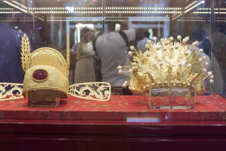 Shenzhen, China - September 14, 2012 at the Shenzhen Convention and Exhibition Centre Jewellery Show exhibits, the hat is made ââof gold ofのeditorial素材