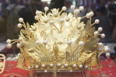 Shenzhen, China - September 14, 2012 at the Shenzhen Convention and Exhibition Centre Jewellery Show exhibits, hats with gold and pearls doのeditorial素材