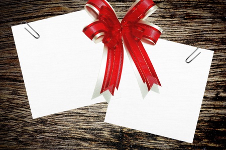 red ribbon satin gift bow and paper note.の写真素材