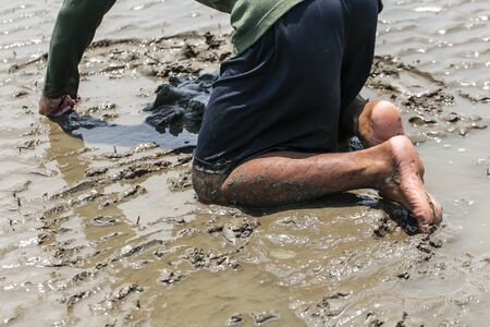 How to catch razor clams on Dutch beach at Don Hoi Lot,Samut Songkhram Province,Thailand