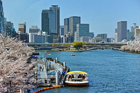 From Tenmabashi, Osaka in spring to Nakanoshima (Yakenyahama beach and Tenjin bridge)のeditorial素材