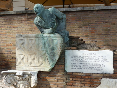 Statue of Trilussa, poet of the Roman popular language, Trastevere district, Rome, Italy.のeditorial素材