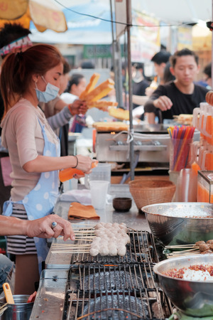 Bagkok, Thailand - Circa March 2015: People shops at Chatujak weekend market. It is the largest weekend market in Bangkokのeditorial素材